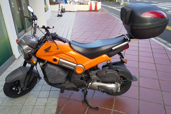 オレンジ色のバイク