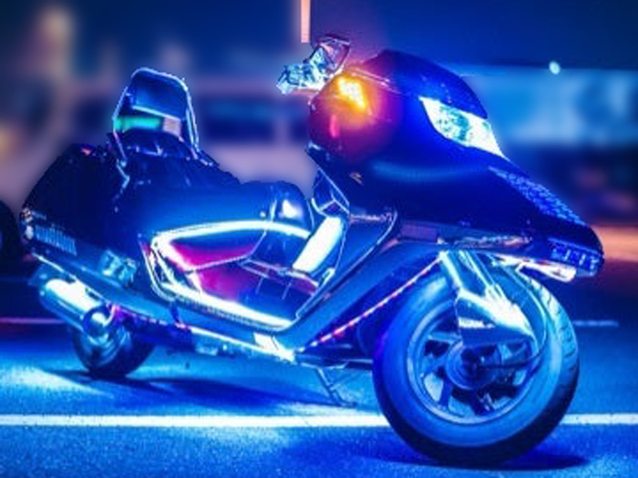 青色LEDの電飾で飾ったビッグスクーター